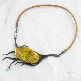 Outstanding necklace with amber