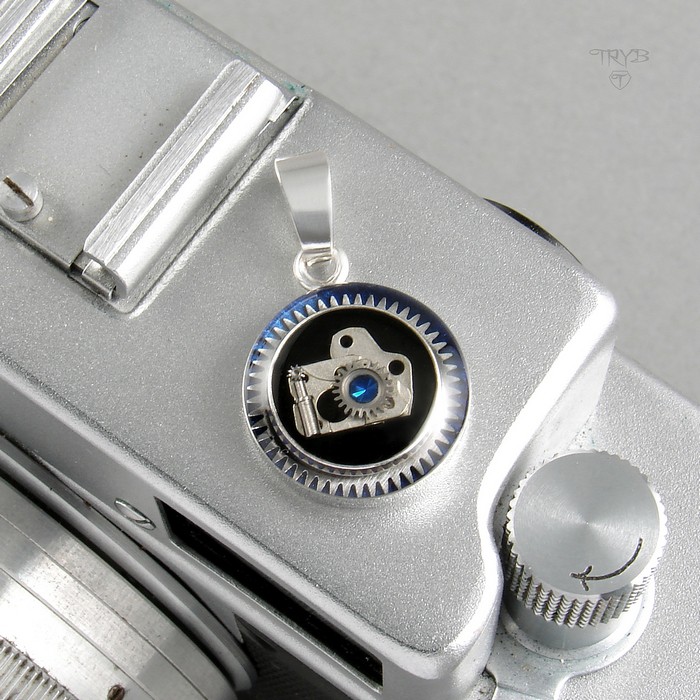 srebrny wisiorek z aparatem fotograficznym z części zegarków