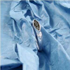 Pierścionek lisek z białego złota z trybikami zegarków