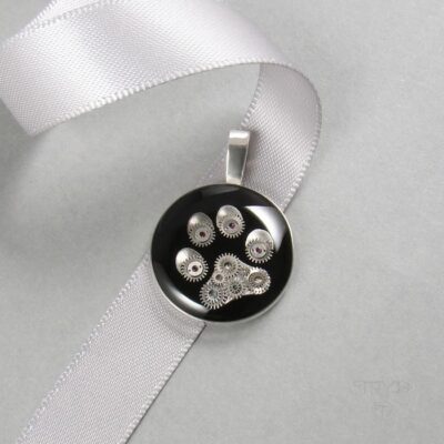 Urocza damska zawieszka psia łapka z części zegarków