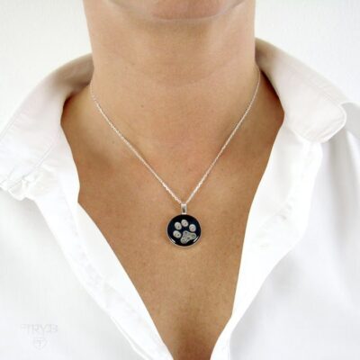 Wisiorek z psią łapką z trybików zegarków