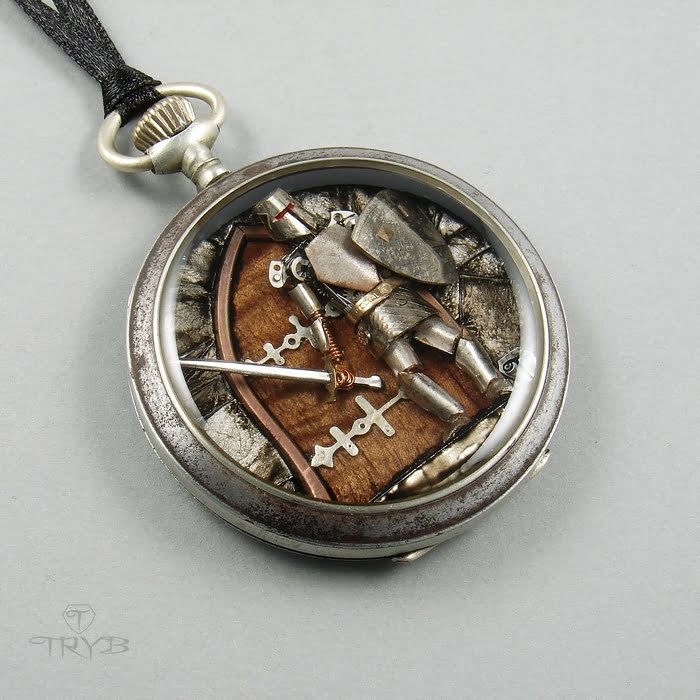 Zawieszka z rycerzem zrobiona ze starego zegarka