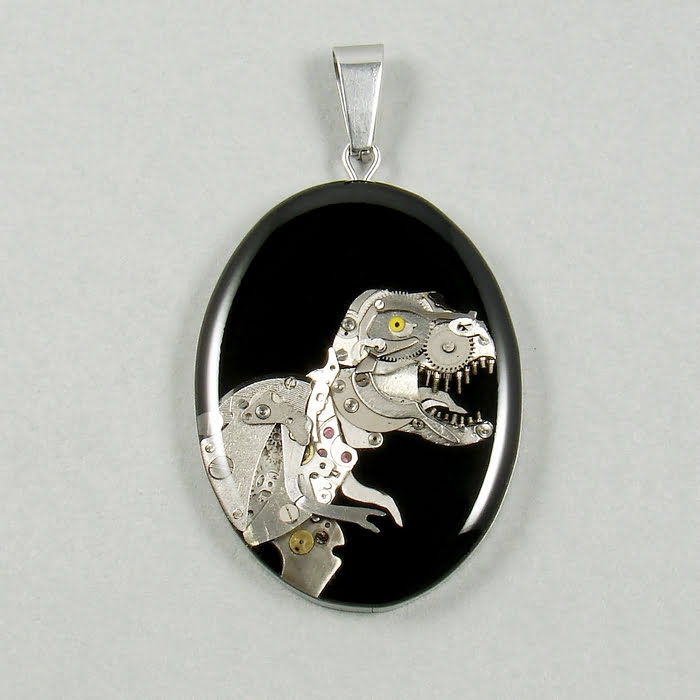 Klasyczna kamea ale z gadem, czyli wisiorek Tyranozaur