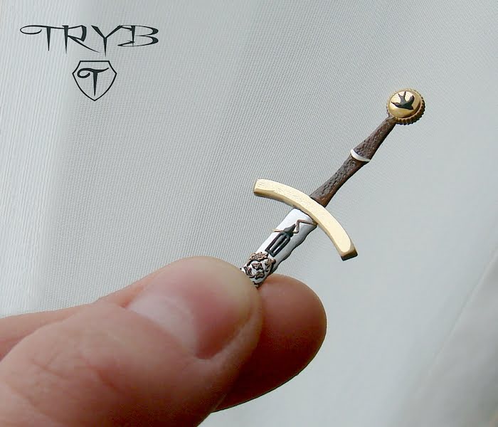 Jaskółka miecz Ciri w miniaturowej wersji