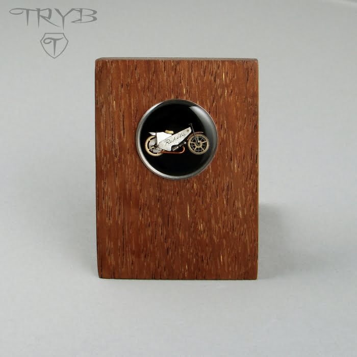 Spersonalizowany stand na biurko z motocyklem żużlowym