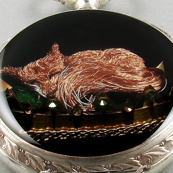 Uroczy lisek śpiący w koronie biżuteria artystyczna