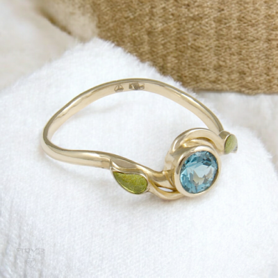 Złoty pierścionek z listkami i topazem swiss