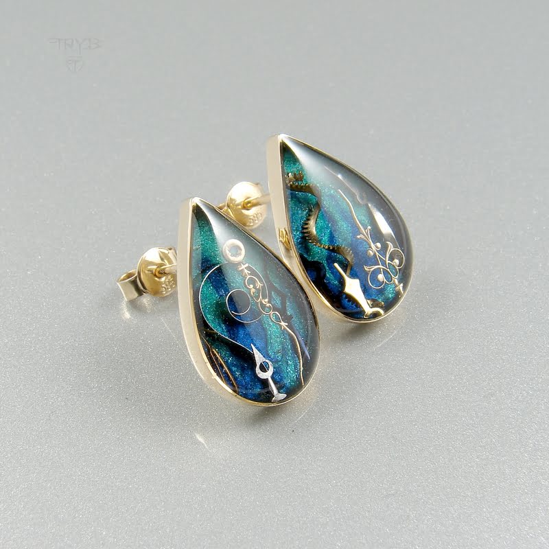 Złote kolczyki krople ręcznie robione – ujęcie frontalne pod kątem, złota oprawa i podwodna kompozycja