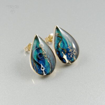 AQUARIUS Złote kolczyki krople ręcznie robione w złotej oprawie z podwodną kompozycją z części zegarków