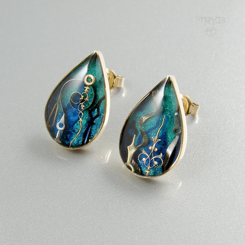 Złote kolczyki krople ręcznie robione – ujęcie frontalne lekko z lewej strony, złota oprawa i podwodna kompozycja