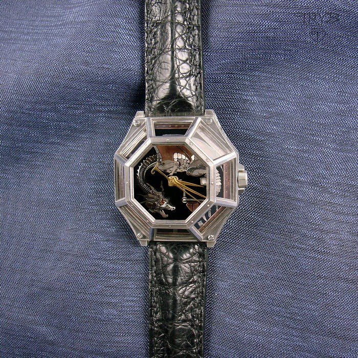 Ośmiokątny zegarek męski o nietypowym wyglądzie