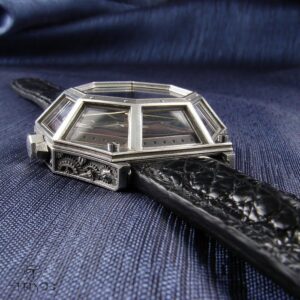 Zegarek o nietypowym kształcie koperty