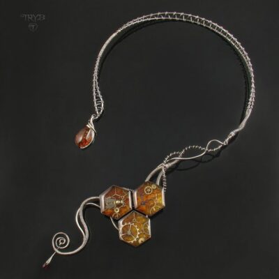 Asymetryczny naszyjnik ze srebra i bursztynu z pszczołami