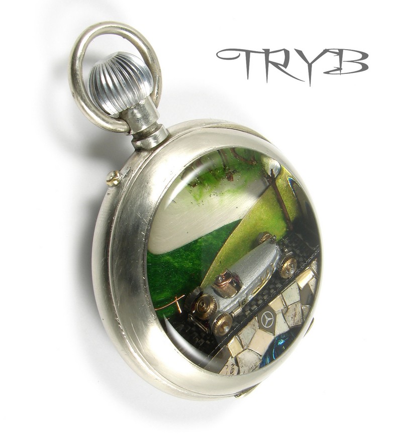 Wisiorek z mercedesem