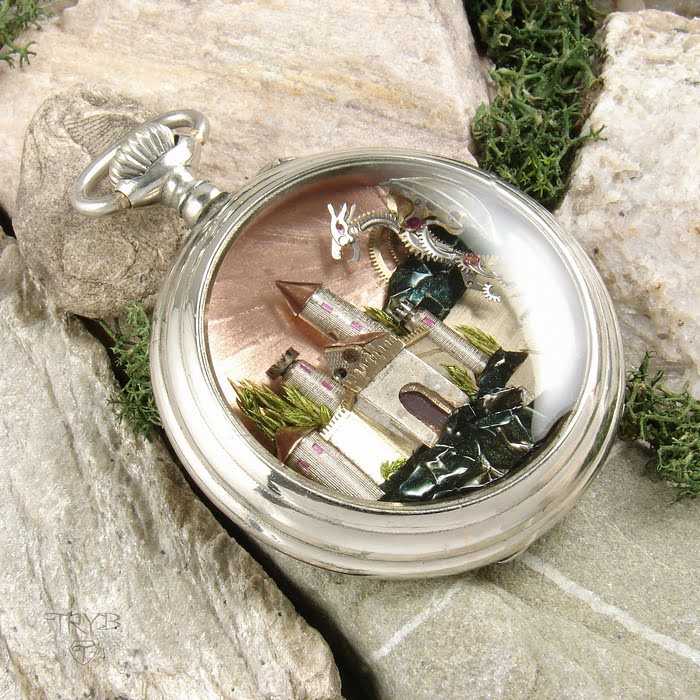 Artystyczna zawieszka zamek z części zegarków