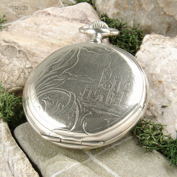 Artystyczna biżuteria z części zegarków