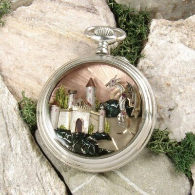 Baśniowy zamek - zawieszka ze smokiem z części zegarków