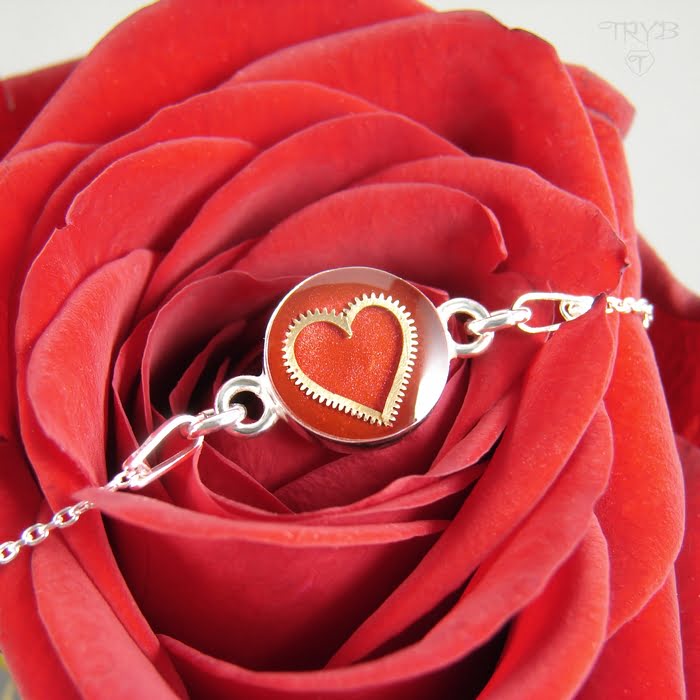 Ponadczasowa miłość! Srebrna bransoletka z serduszkiem z zegarkowego trybika