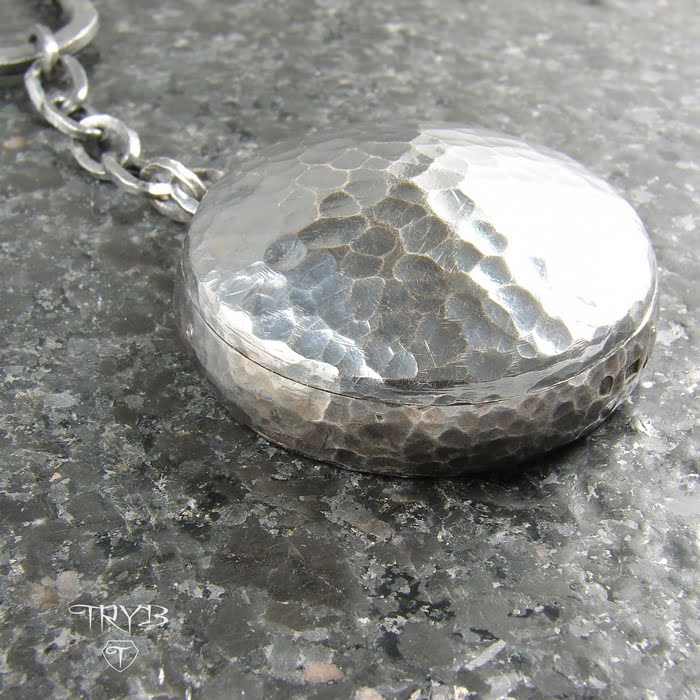 Brelok na zamówienie ze srebra oksydowanego. Handmade