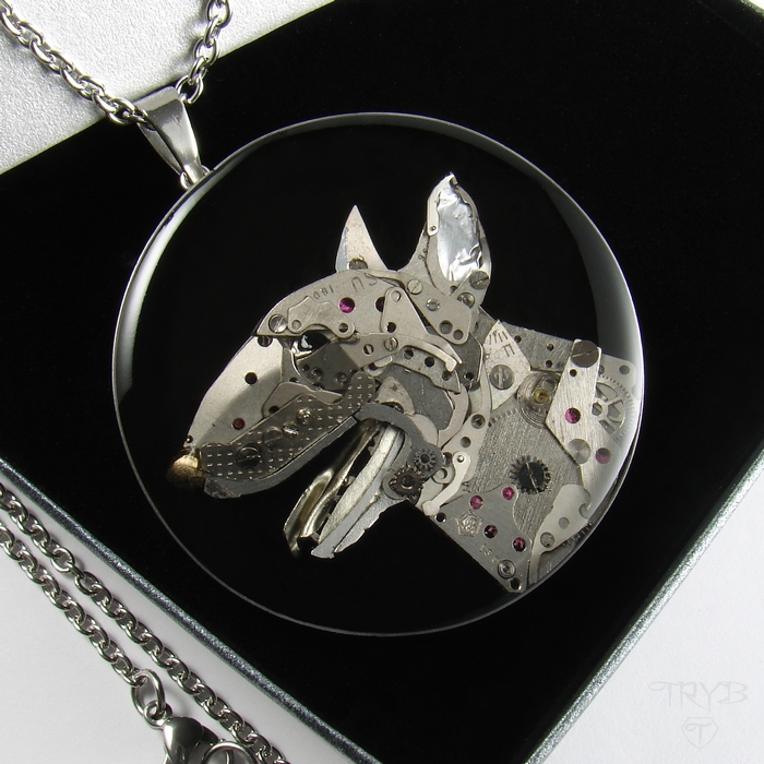 Unikatowy naszyjnik bulterier z części zegarków