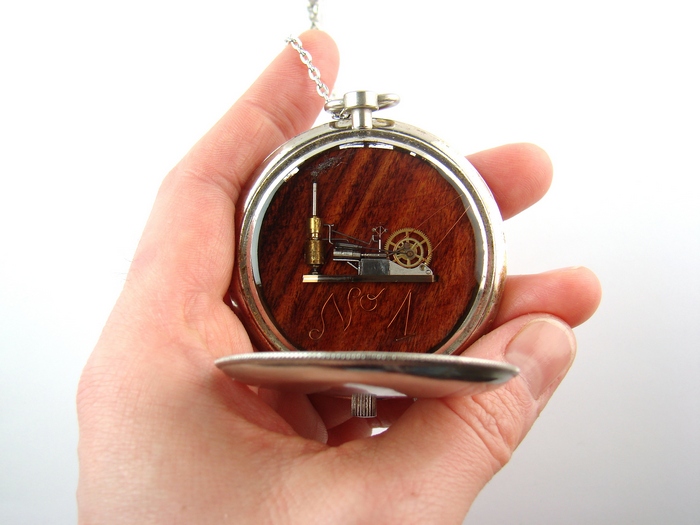 Sekretnik z maszyną parową w stylu steampunk