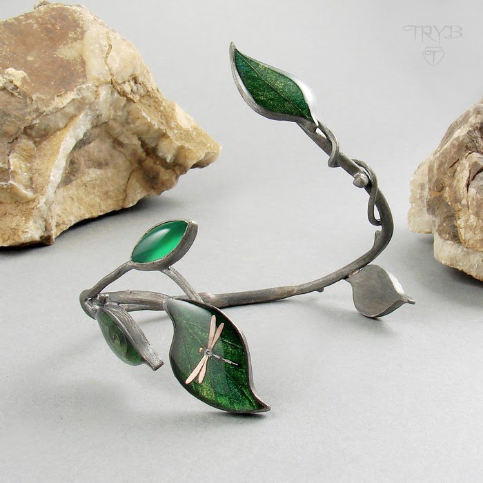 Damska bransoletka gałązka z listkami i ważkami