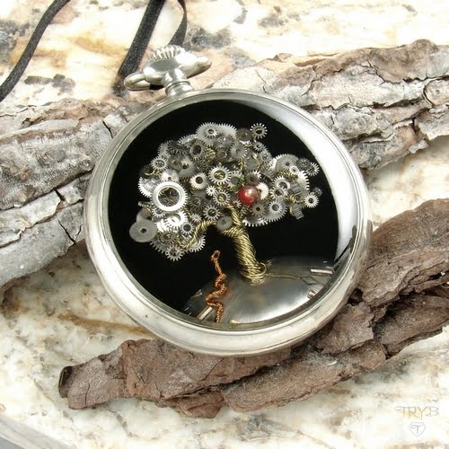 Zawieszka z biblijnym drzewem