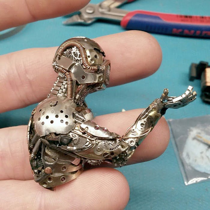 Sztuka z części zegarków - miniaturowy robot