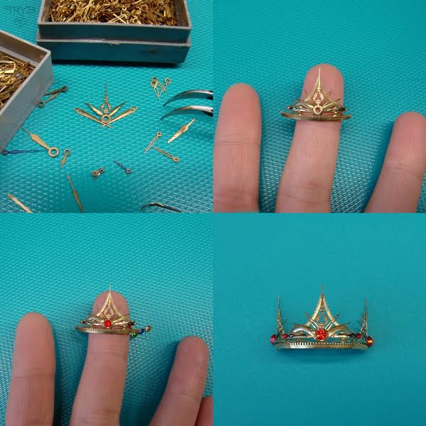 Miniaturowa złota korona z części zegarków