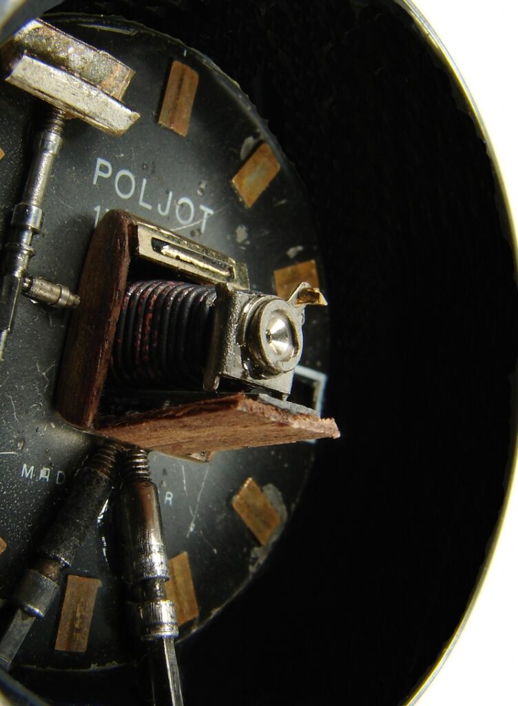 Miniatura mieszkowego aparatu fotograficznego zrobiona z części zegarków