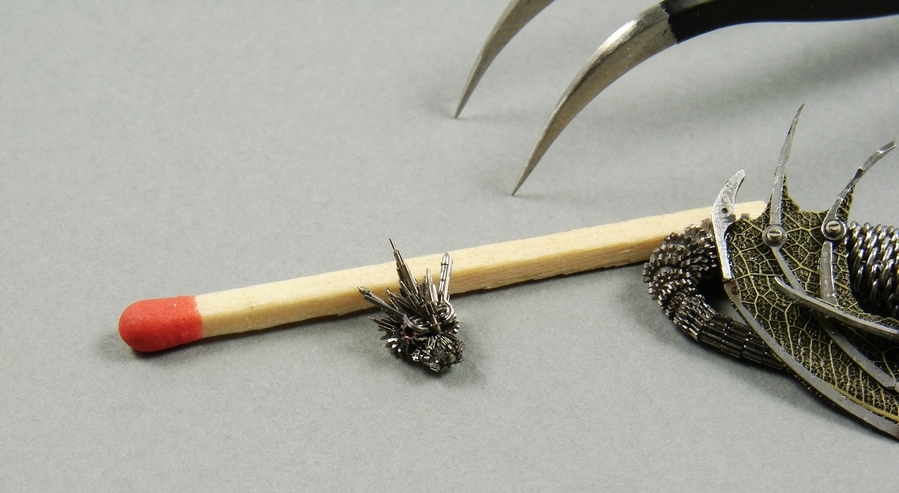 Miniaturowa głowa smoka z części zegarków