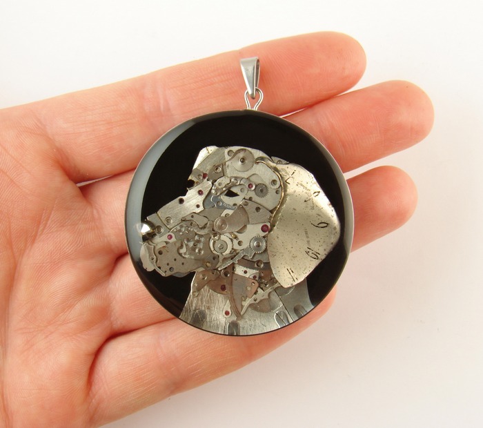 Wisior z psem z części zegarków