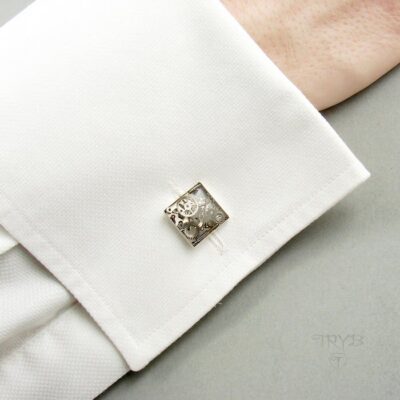 Kwadratowe spinki do mankietów w industrialnym stylu