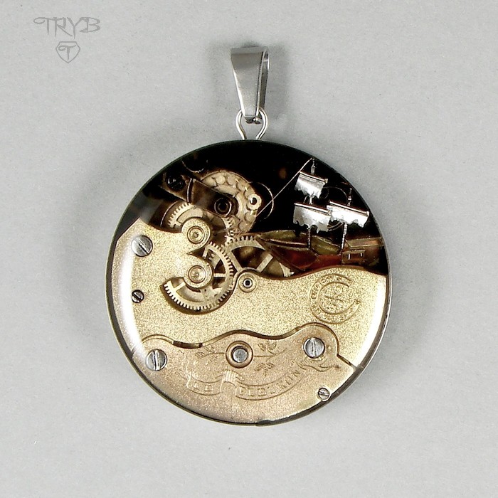 Unikatowy wisior artystyczny ze statkiem tuż przed katastrofą