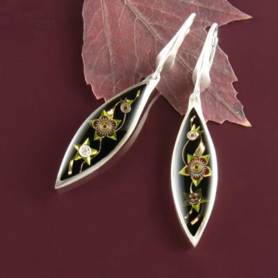 Długie kolczyki z tropikalnymi kwiatami