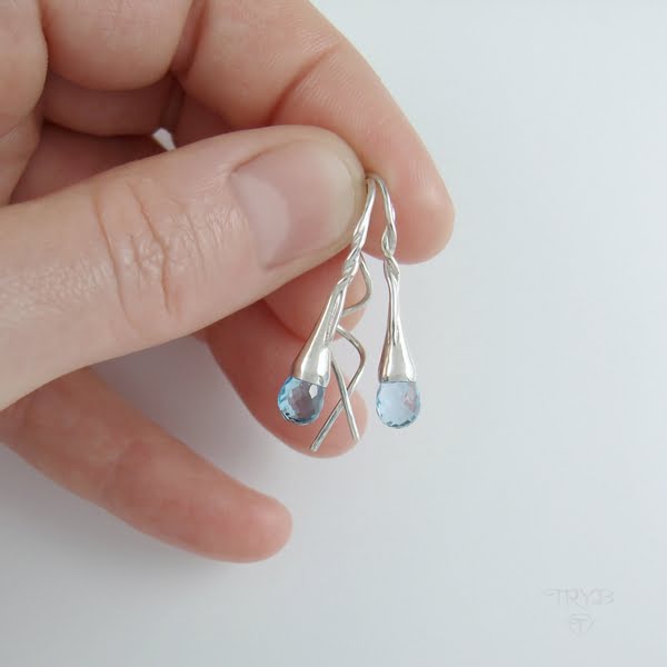 Jednocześnie proste i finezyjne kolczyki z topazem w srebrze