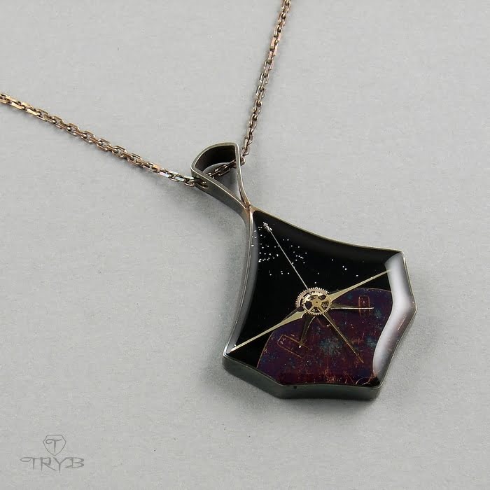 Kosmiczny naszyjnik Daleka Tęcza inspirowany książką Strugackich