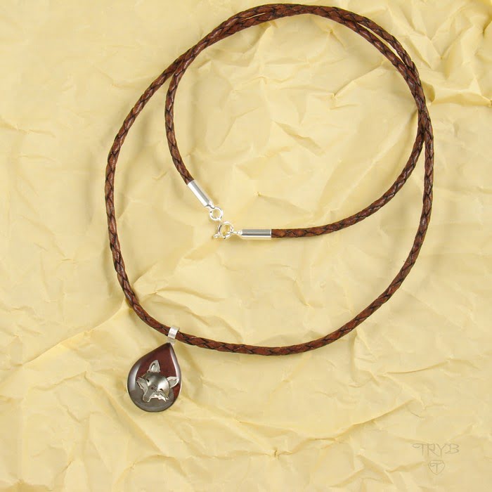 Bordowa zawieszka z lisem na plecionym rzemieniu skórzanym