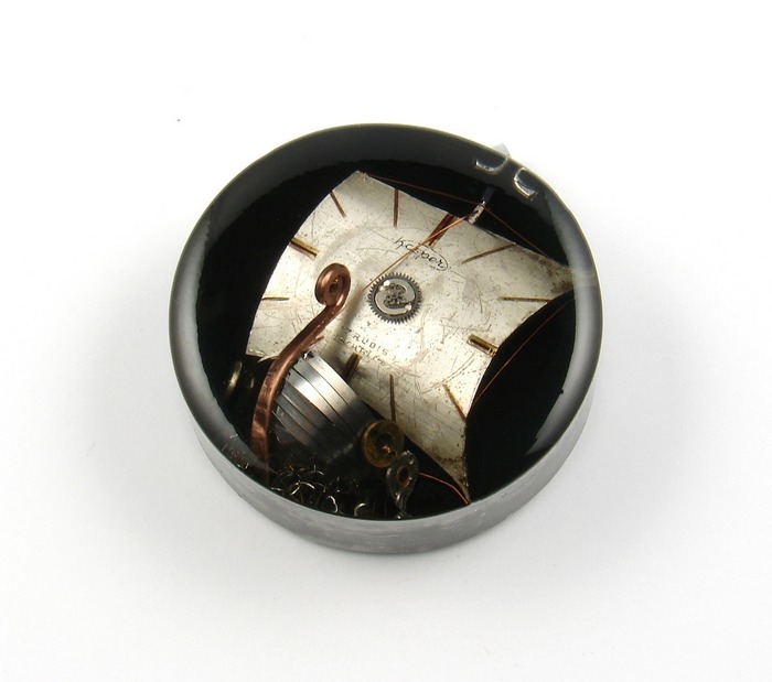 Ręcznie robiona zawieszka drakkar z części zegarków