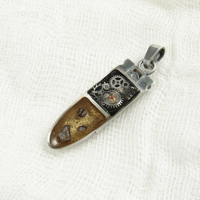 Męska zawieszka nabój z zatopionymi fragmentami pocisku