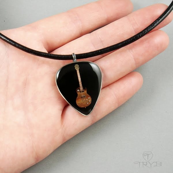 Ręcznie robiony męski naszyjnik z gitarą elektryczną