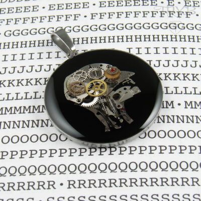 Steampunkowa zawieszka z głową człowieka