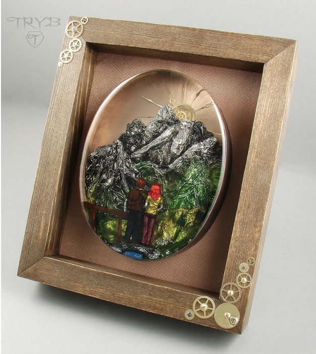 Miniaturowa rzeźba zachód słońca na tle gór