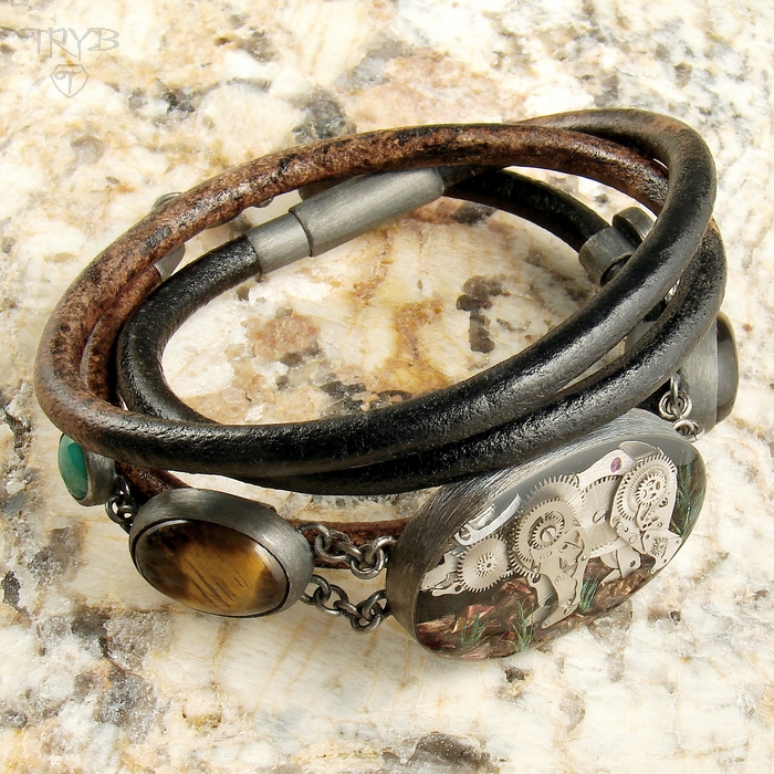 Ręcznie robiona bransoletka z niedźwiedziem z części zegarków