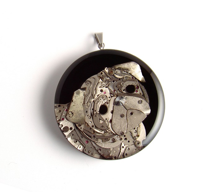 Unikatowa zawieszka mops z części zegarków