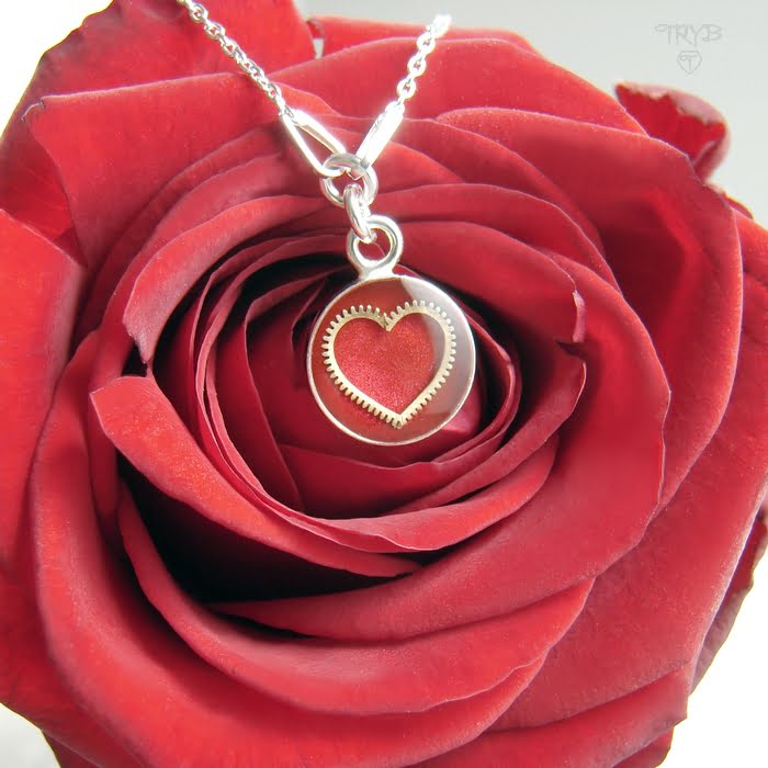 Subtelny damski naszyjnik z serduszkiem z trybika zegarka w kolorze złotym