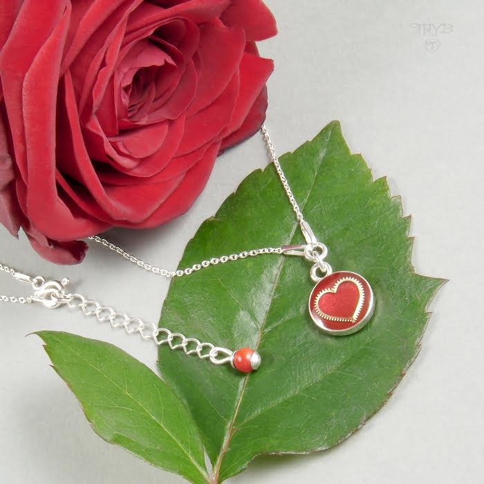 Naszyjnik z sercem zrobiony ze srebra trybika zegarka, żywicy i naturalnego koralu
