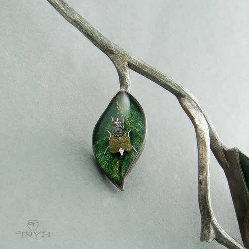 Naszyjnik gałązka z listkami i muchą