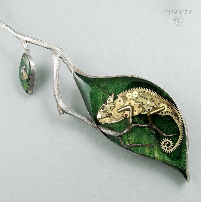 Naszyjnik w kształcie gałązki z liśćmi i kameleonem