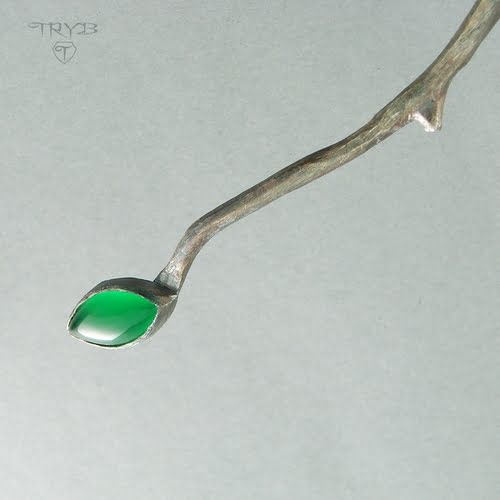 Naszyjnik w kształcie gałązki z zielonym onyksem